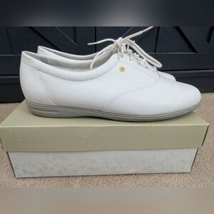 Women's Easy Spirit Anti Gravity White Leather 8 Wide Shoes
